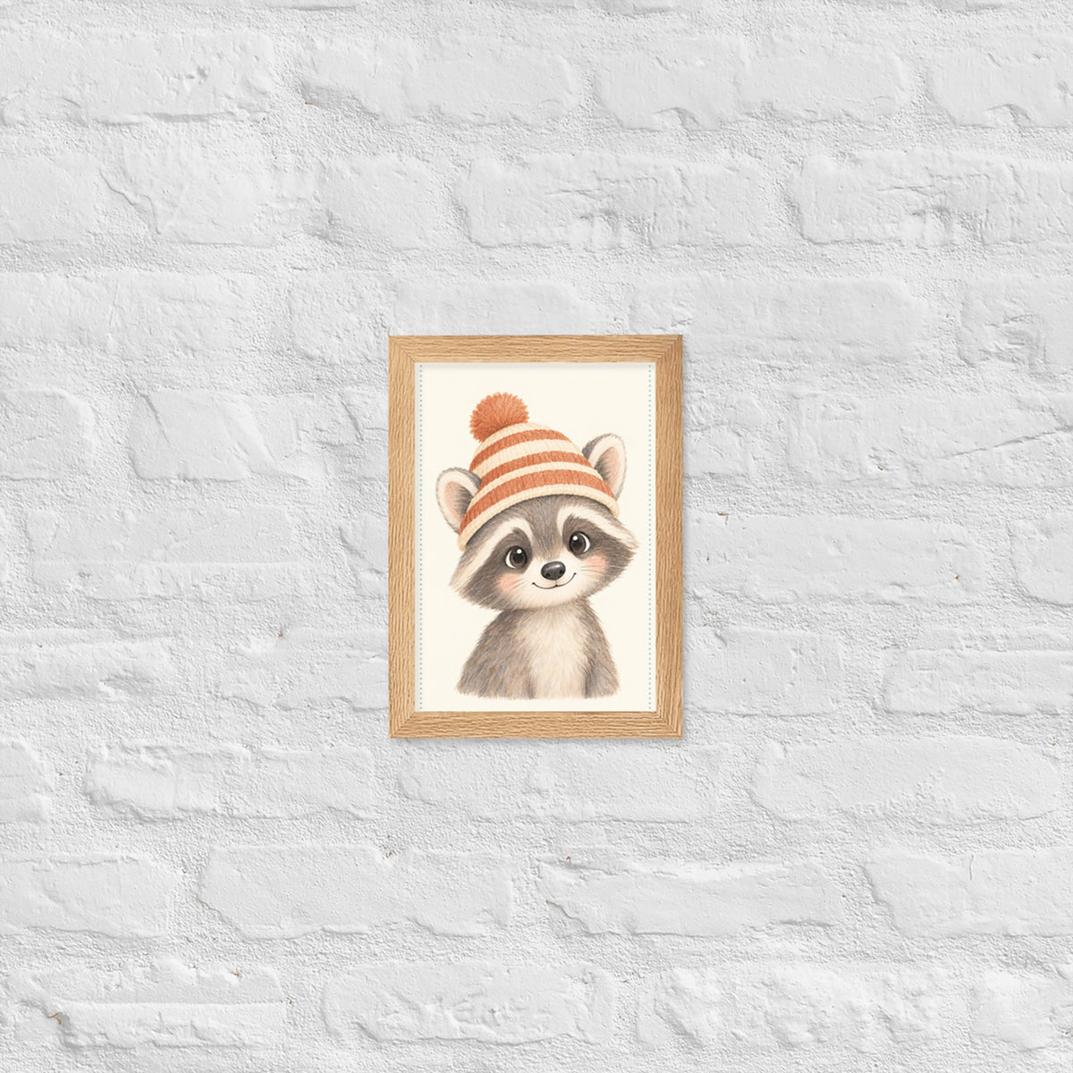 Poster raton laveur aquarelle encadré chêne sur mur blanc