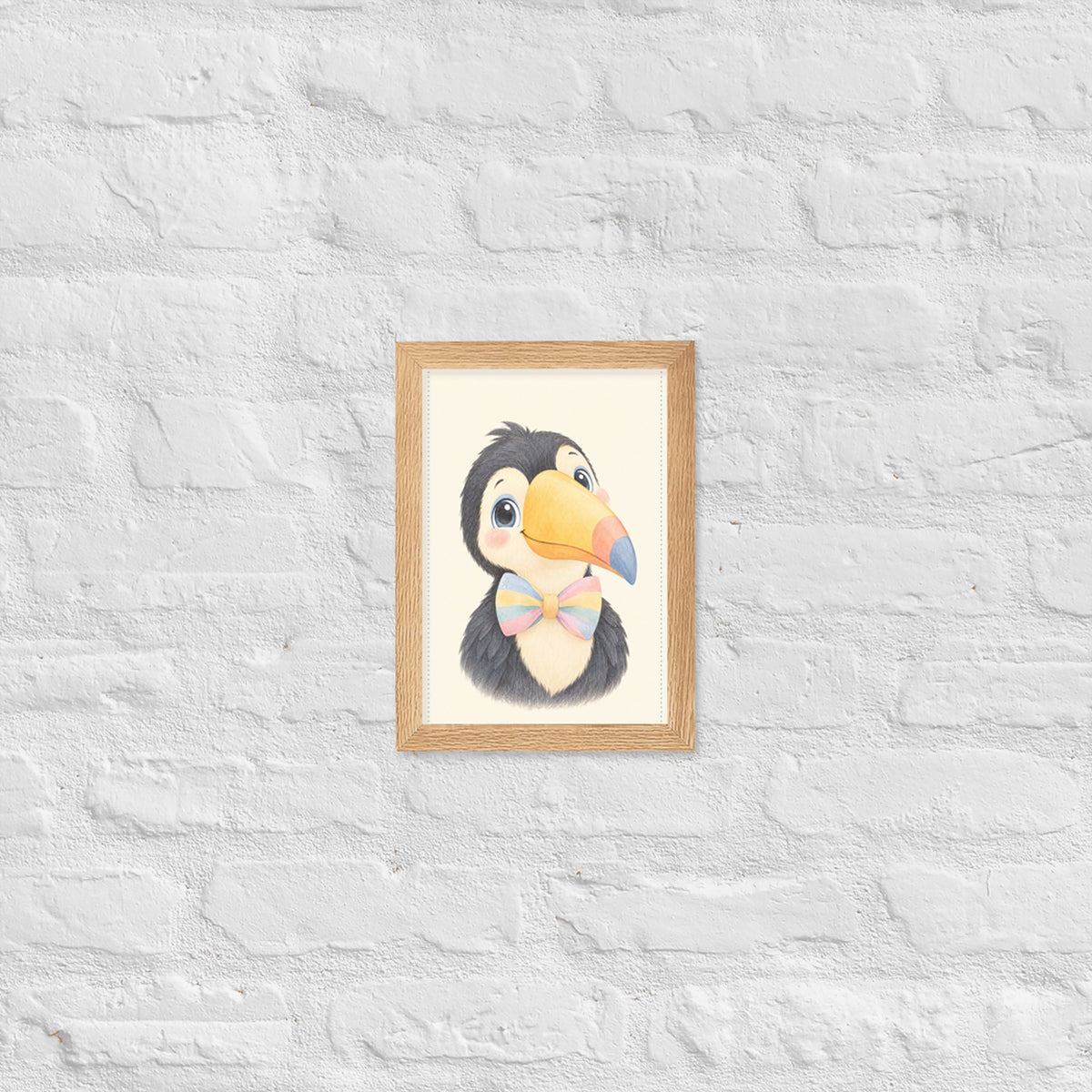 Poster toucan aquarelle encadré chêne sur mur blanc