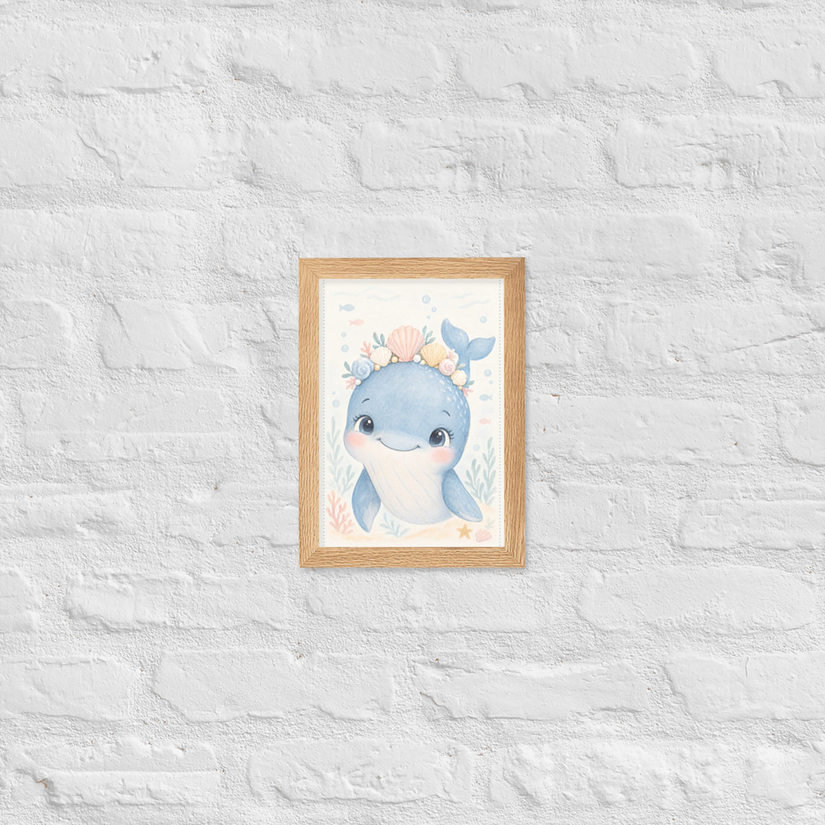 Poster baleine aquarelle encadré chêne sur mur blanc