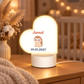 Veilleuse cœur hérisson personnalisée prénom et date, allumée dans une chambre de bébé (scène générée par IA)