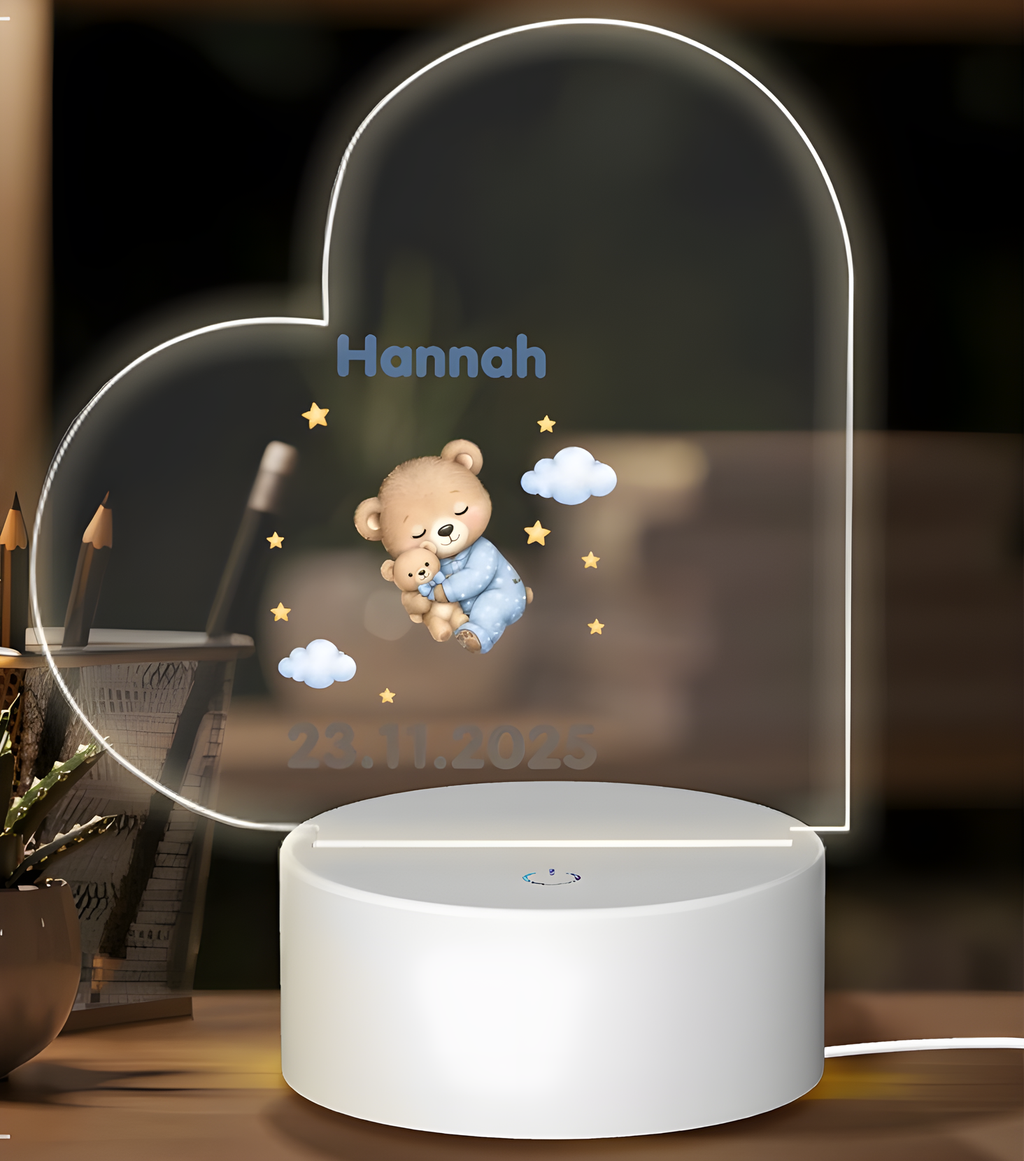 Veilleuse cœur ourson posée sur un bureau, éteinte